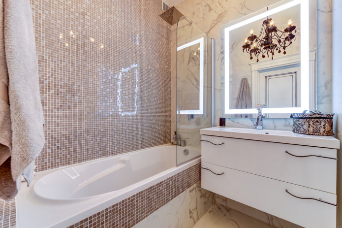 glasmoza?ek in het badkamerinterieur