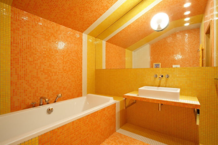 combinatie van verschillende kleuren in de badkamer