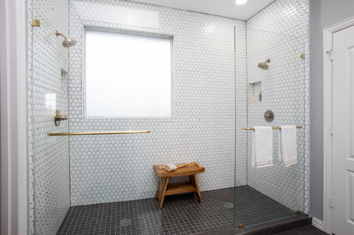 honingraatmoza?ek in het badkamerinterieur