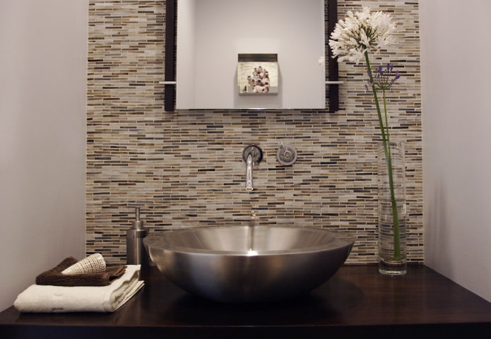 verspringend moza?ek in het badkamerinterieur