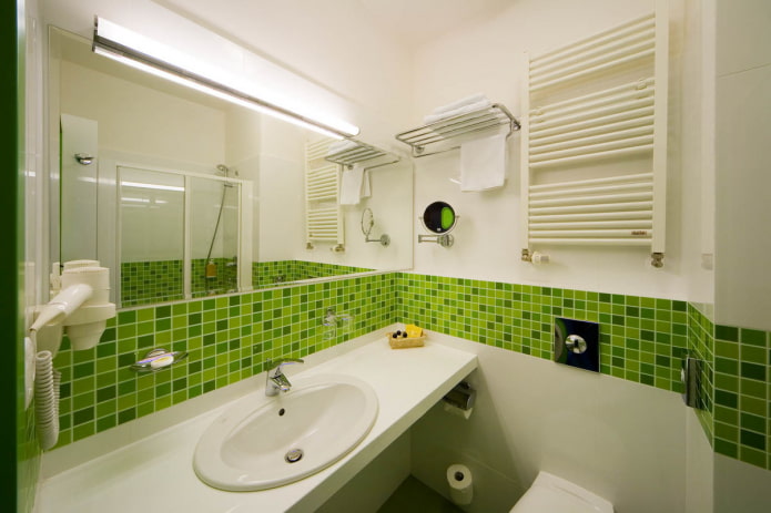 lineair moza?ek in het badkamerinterieur