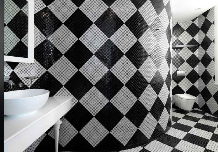 schaakbordmoza?ek in het interieur van de badkamer