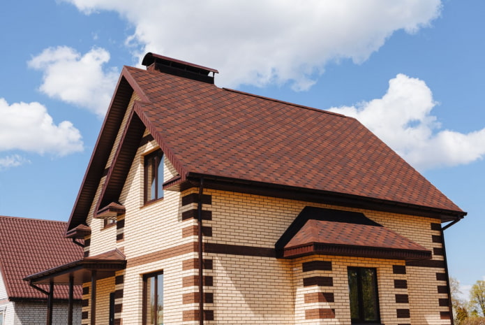 huis met bitumineuze pannen van het type Sonata