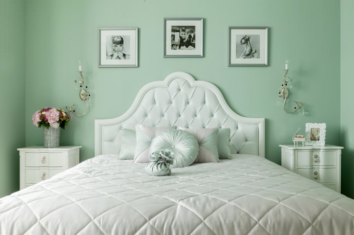 slaapkamer met effen mintgroene muren