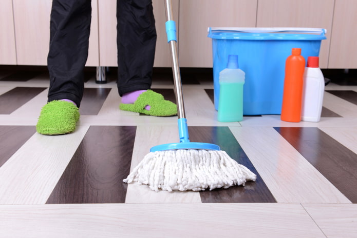 Schoonmaken met een touwdweil