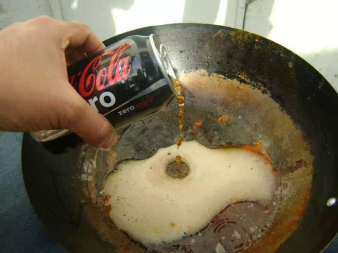 een koekenpan wassen met cola
