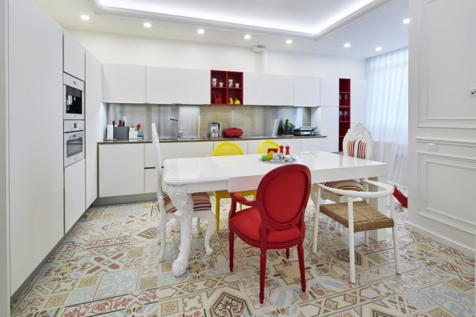 vloertegels met patroon in het keukeninterieur