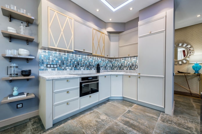 antieke tegels in het interieur van de keuken