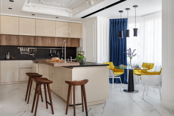 marmeren vloertegels in het keukeninterieur