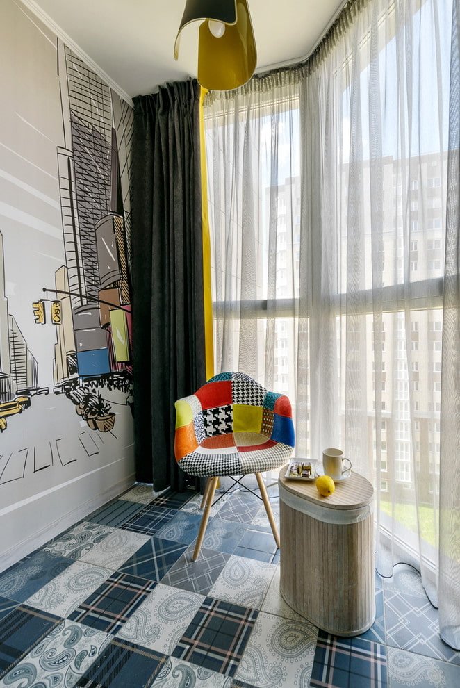 vloertegels in het interieur van het balkon