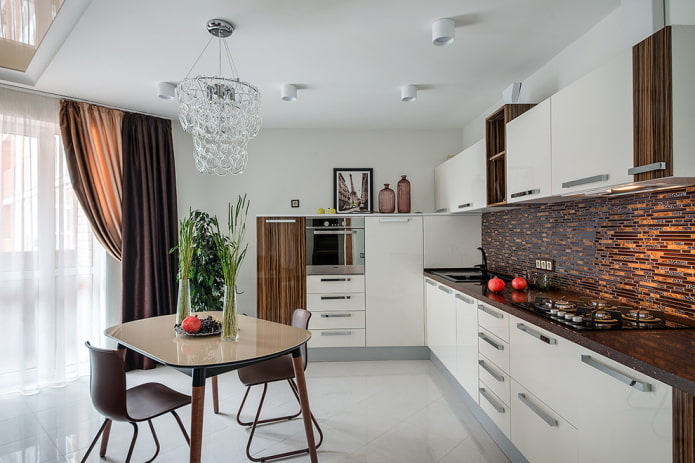 witte vloertegels in het interieur
