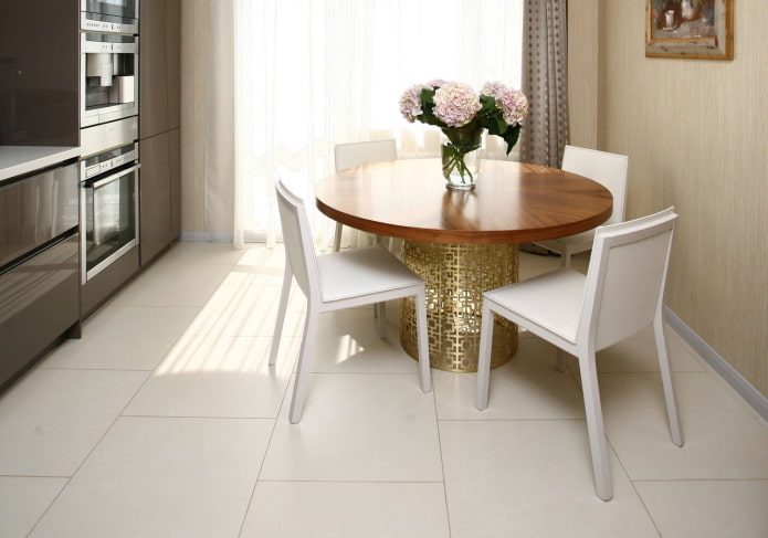 witte vloertegels in het keukeninterieur