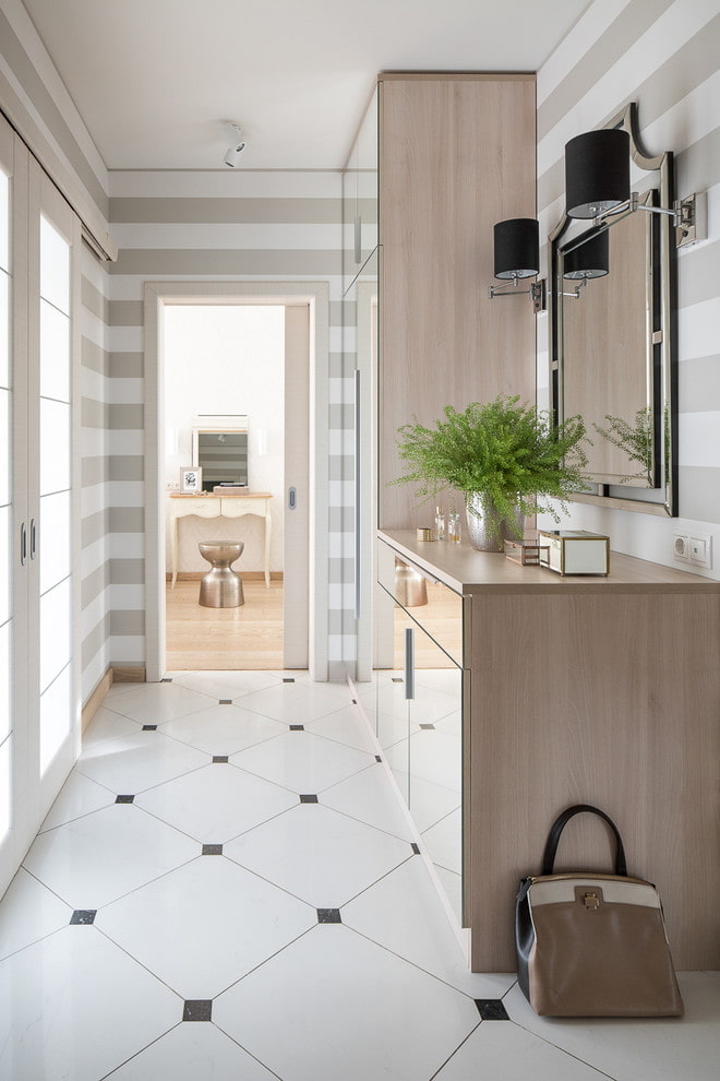vloertegels met decoratieve inzetstukken in het interieur