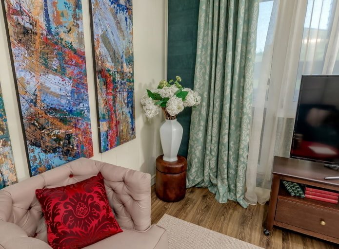 witte keramische vaas met verse bloemen