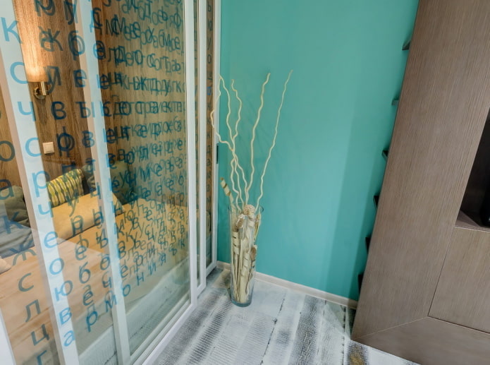 takken in een glazen vaas