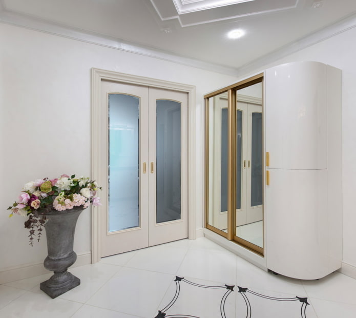 vaas met bloemen in de hal