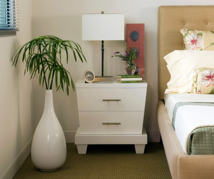 witte vaas op de vloer