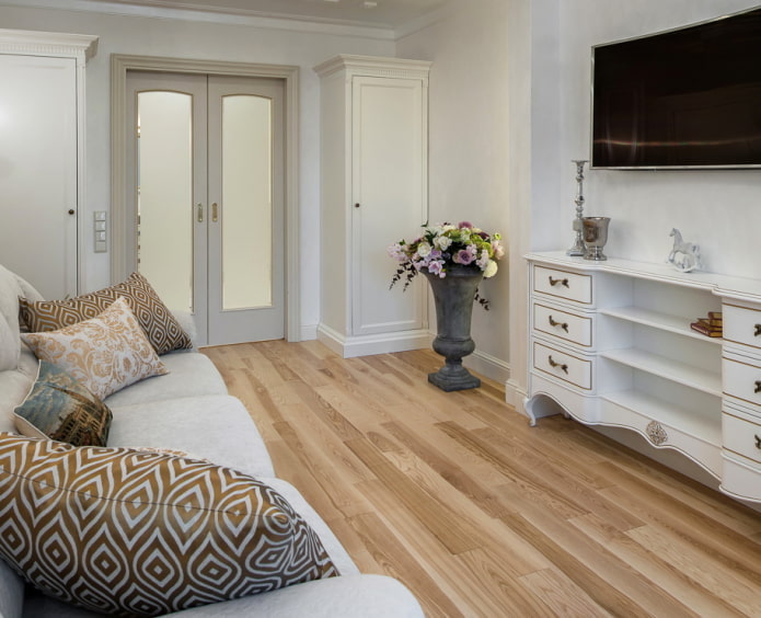 grijze vaas in klassieke stijl