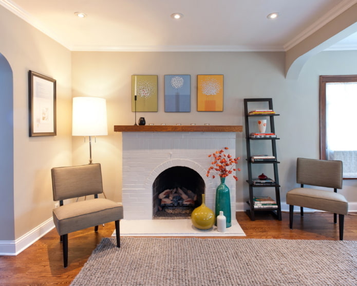 Gedroogde bloemen in een turquoise vaas