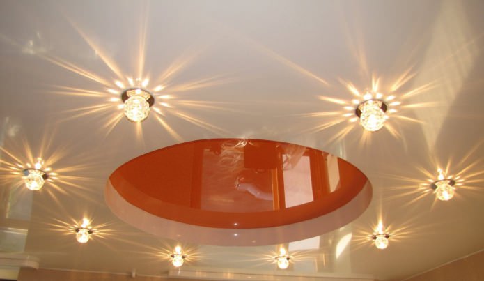 Verlichting in de keuken met een spanplafond