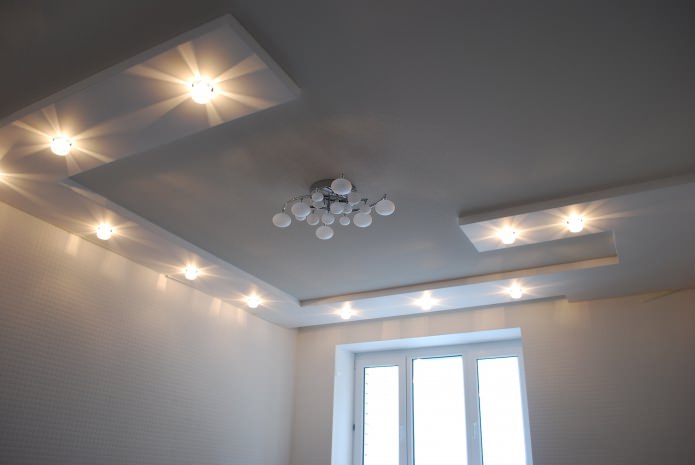 Verlichting in de keuken met een spanplafond