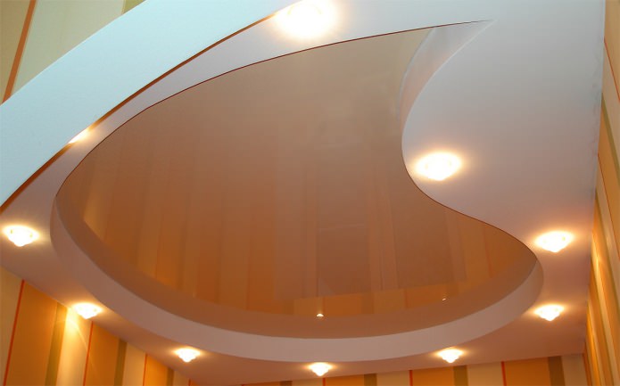 Verlichting in de keuken met een spanplafond