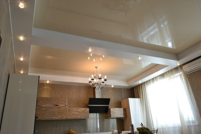plafond met twee niveaus in de keuken