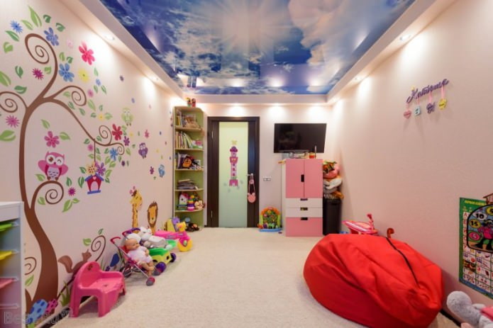 spanplafond met twee niveaus in een kinderkamer