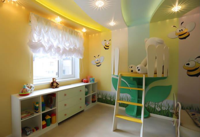 spanplafond in het interieur van een kinderkamer