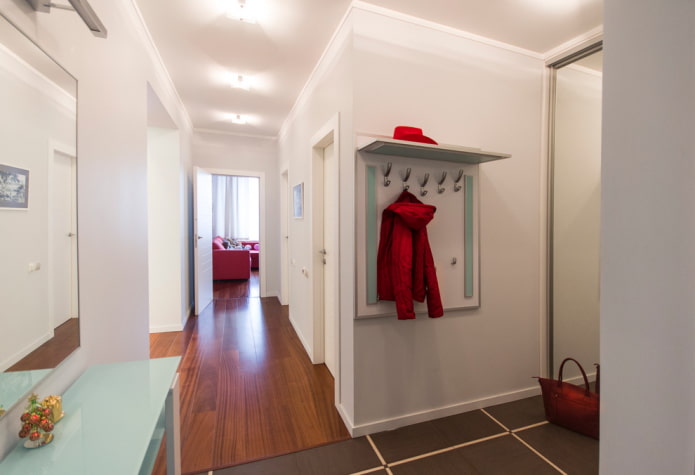 spanplafondstructuur in een L-vormige kamer