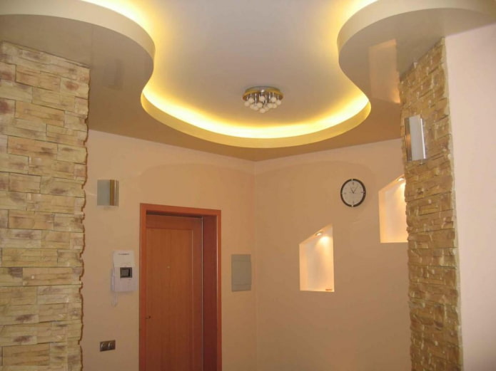 tweelaags strekplafond in de gang