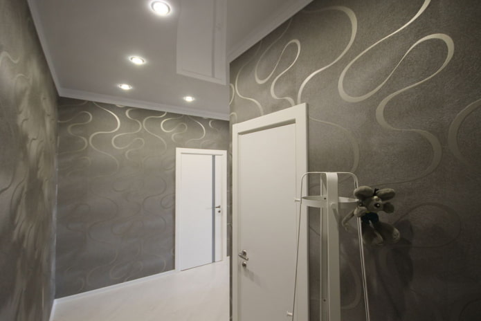 wit spanplafond in de gang