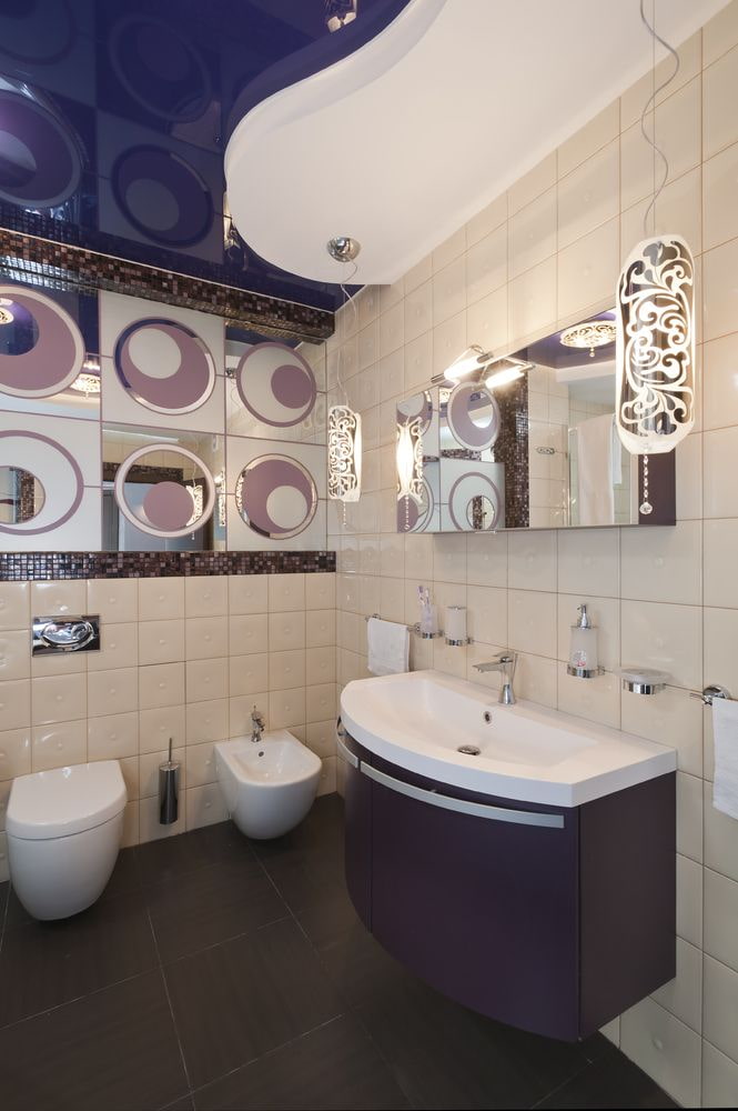 plafonds met twee niveaus in de badkamer