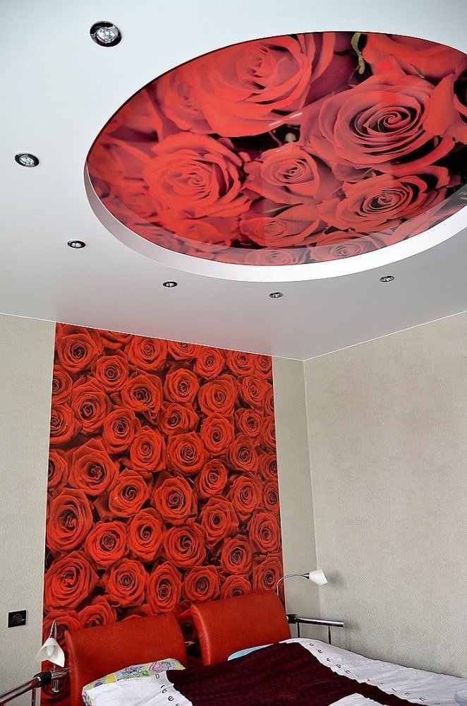 plafond met rozen in de slaapkamer