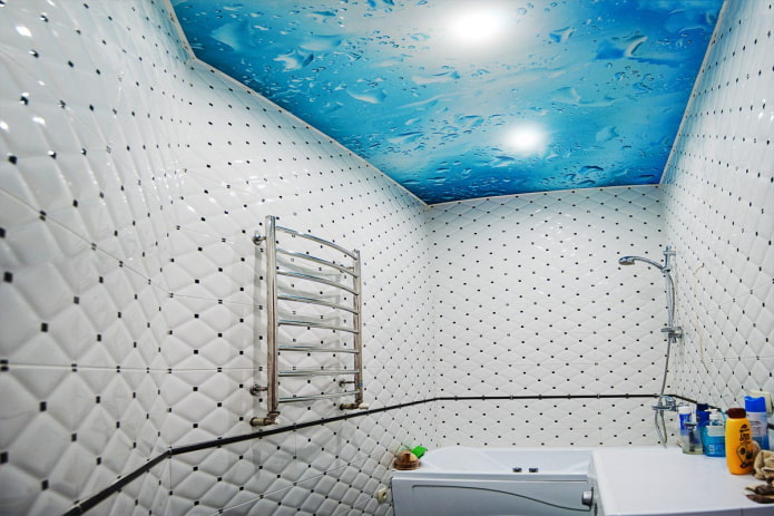 plafond met waterafbeelding in de badkamer