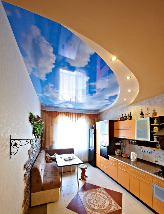 plafond met een afbeelding van de lucht in de keuken