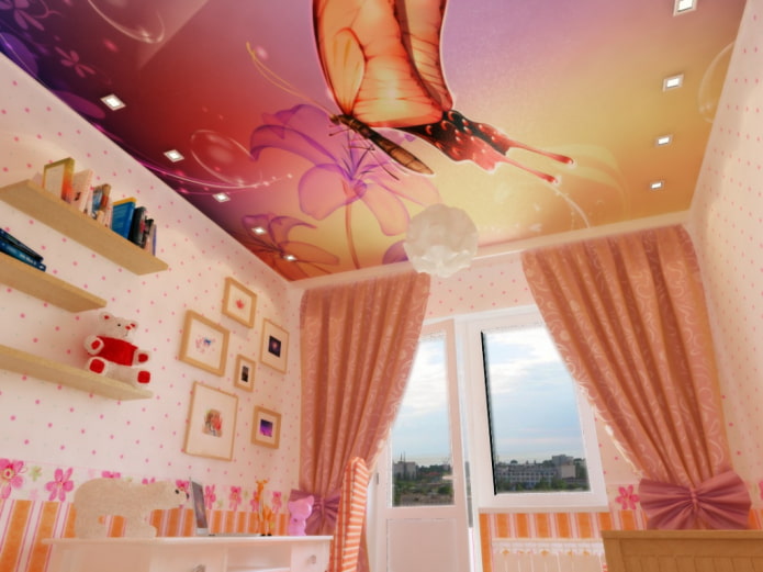 plafond met vlinder in de kinderkamer