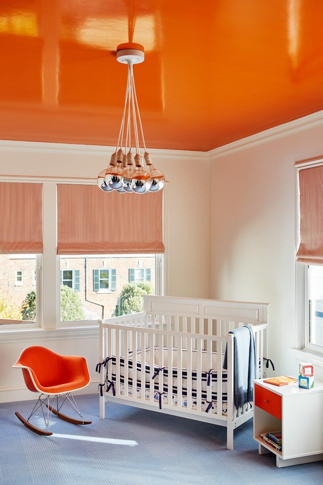 oranje spanplafond in het interieur