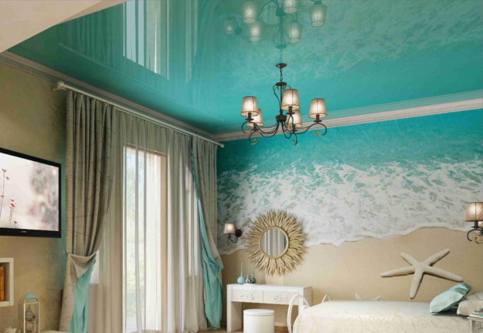 turquoise spanplafond in het interieur