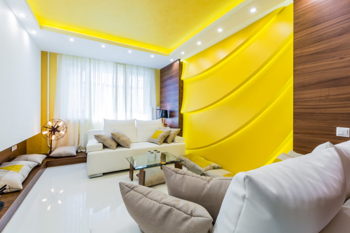 geel spanplafond in het interieur