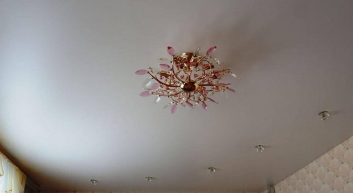 kroonluchter aan het plafond