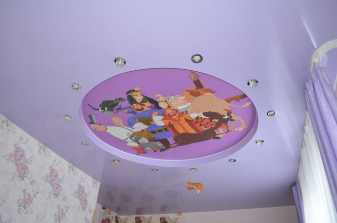 lila plafondstructuur in de kinderkamer