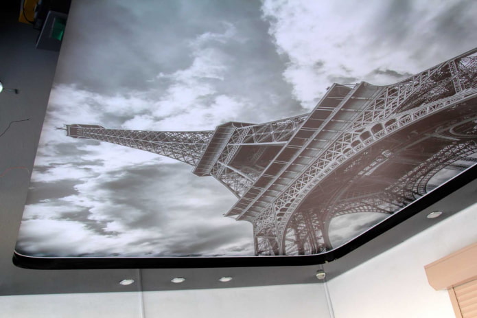 plafond met afbeelding van de Eiffeltoren