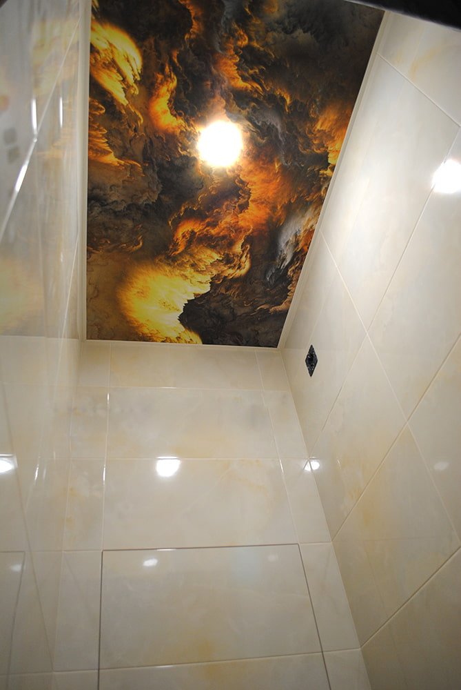spannen plafond met fotoprint in de badkamer
