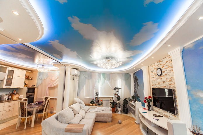 plafond met twee niveaus in de hal