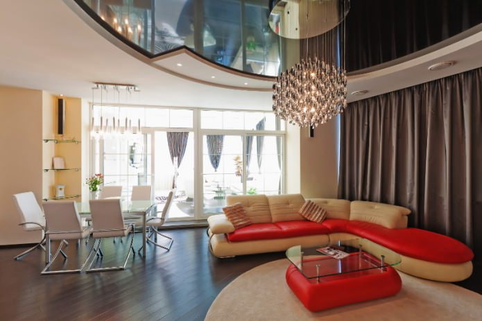 Complexe vorm van spanplafond in de woonkamer