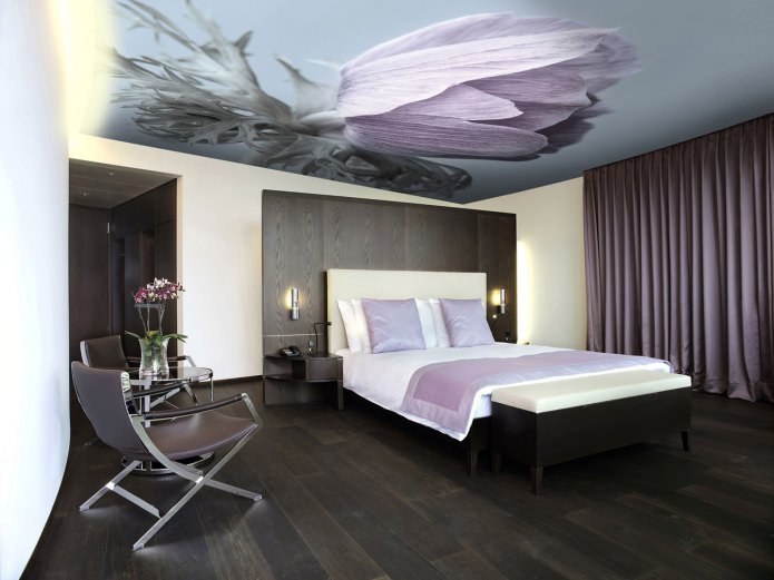 spanplafond in de slaapkamer met fotoafdrukken