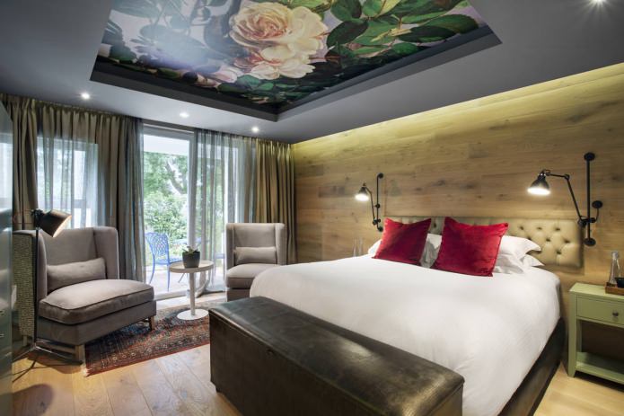 spanplafond met fotoprint in het slaapkamerinterieur