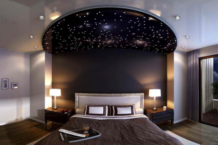 spanplafond in de slaapkamer met verlichting 