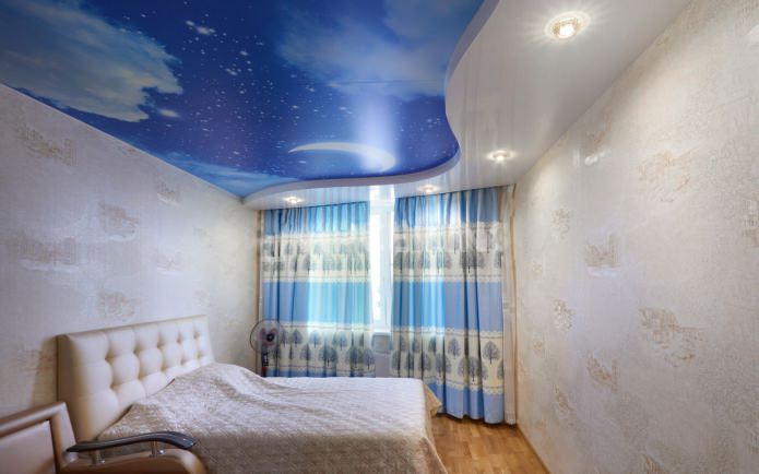 spanplafond met fotoprint in het slaapkamerinterieur
